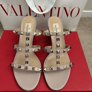 VALENTINO GARAVANI ROCKSTUD CALFSKIN LEATHER SLIDE SANDAL 60 MM